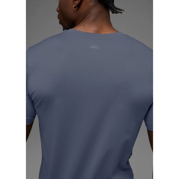 SOLD OUT Alo Conquer Reform Crewneck Short Sleeve Small NWT - Picture 3 of 6